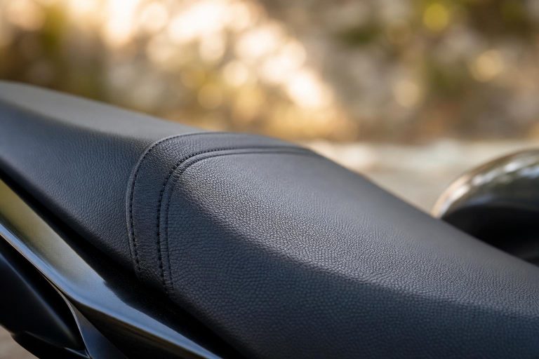 Pourquoi le grain du simili-cuir change tout pour votre housse de selle